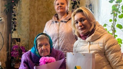 С 85-летним юбилеем ветерана труда Надежду Коцюбу поздравил профком Малоритской ЦРБ